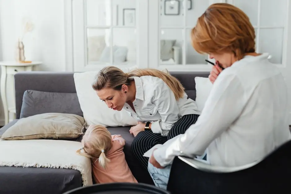 Ibu menenangkan anak tantrum di rumah